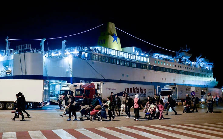 Στο λιμάνι του Πειραιά από Χίο-Μυτιλήνη 370 μετανάστες